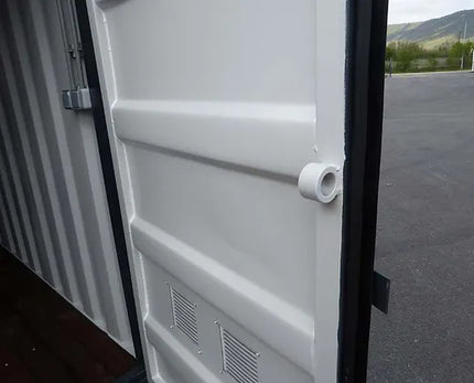 Contenedor de 4,57 metros (15 pies) con instalación eléctrica, rejillas de ventilación y cerradura con llave.