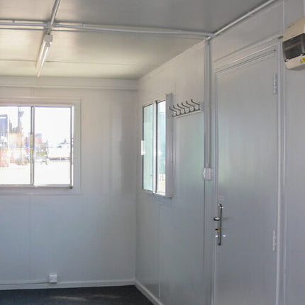 Oficina en contenedor de 20 pies con cocina y baño.