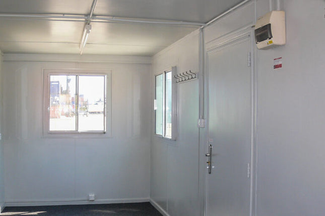 Oficina en contenedor de 20 pies con cocina y baño.