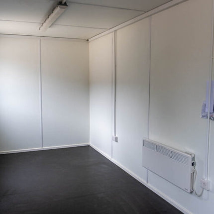 Oficina en contenedor de 20 pies con 2 ventanas.