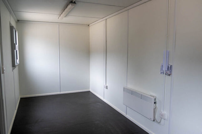 Oficina en contenedor de 20 pies con 2 ventanas.