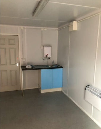 Oficina en contenedor de 20 pies con cocina y baño.