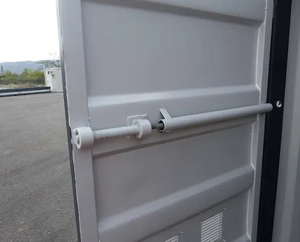 Contenedor de 4,57 metros (15 pies) con instalación eléctrica, rejillas de ventilación y cerradura con llave.