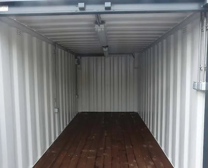 Contenedor de 4,57 metros (15 pies) con instalación eléctrica, rejillas de ventilación y cerradura con llave.