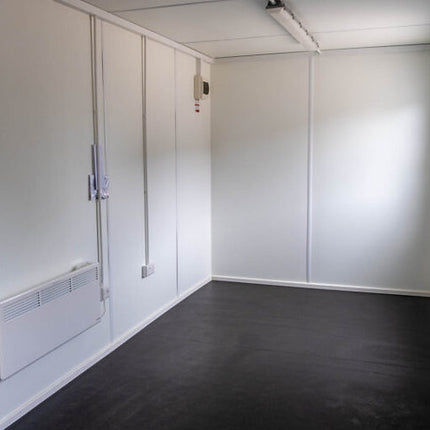 Oficina en contenedor de 20 pies con 2 ventanas.