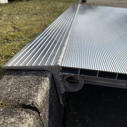 Rampa para contenedores – Ancho 2200 mm – Largo 1560 mm – Carga máxima 1 t – Diferencia de altura de 100 a 159 mm