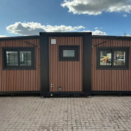 Minicasa/casa móvil con acabado de imitación madera, construida en 2025.