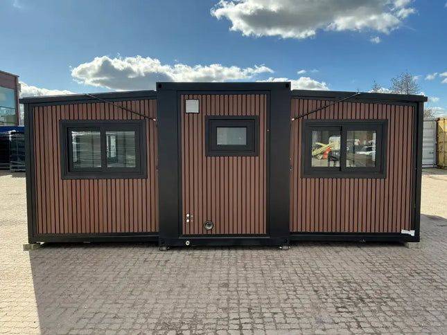 Minicasa/casa móvil con acabado de imitación madera, construida en 2025.