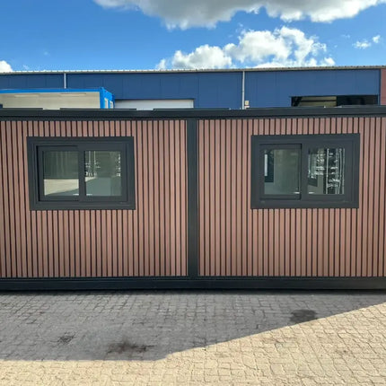 Minicasa/casa móvil con acabado de imitación madera, construida en 2025.