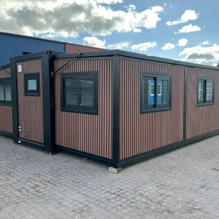 Minicasa/casa móvil con acabado de imitación madera, construida en 2025.