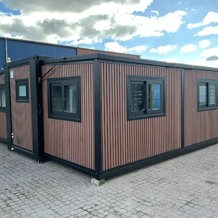 Minicasa/casa móvil con acabado de imitación madera, construida en 2025.