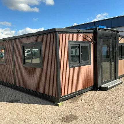 Minicasa/casa móvil con acabado de imitación madera, construida en 2025.