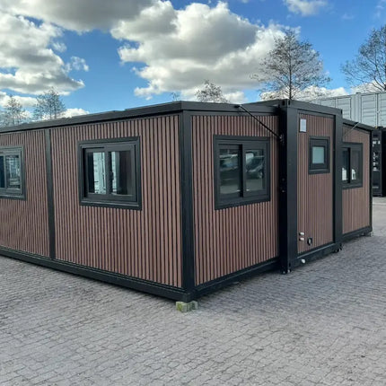 Minicasa/casa móvil con acabado de imitación madera, construida en 2025.