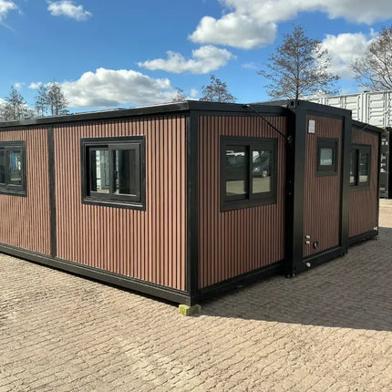 Minicasa/casa móvil con acabado de imitación madera, construida en 2025.