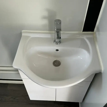 Minicasa/casa móvil con acabado de imitación madera, construida en 2025.
