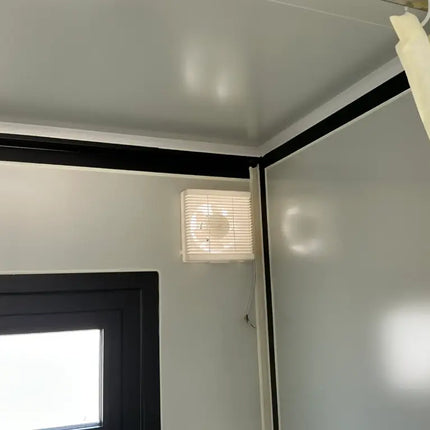Minicasa/casa móvil con acabado de imitación madera, construida en 2025.