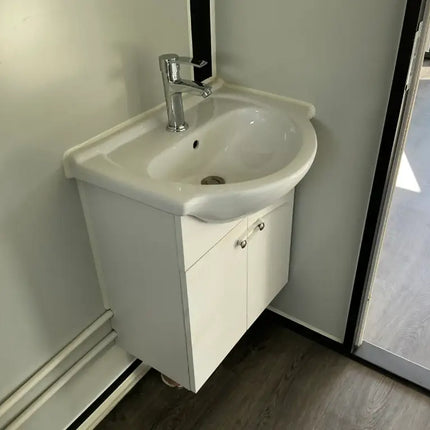 Minicasa/casa móvil con acabado de imitación madera, construida en 2025.