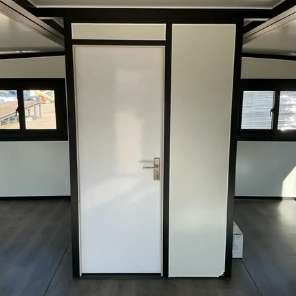 Minicasa/casa móvil con acabado de imitación madera, construida en 2025.