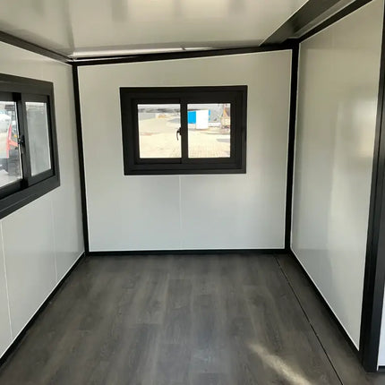 Minicasa/casa móvil con acabado de imitación madera, construida en 2025.