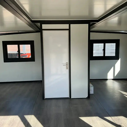 Minicasa/casa móvil con acabado de imitación madera, construida en 2025.