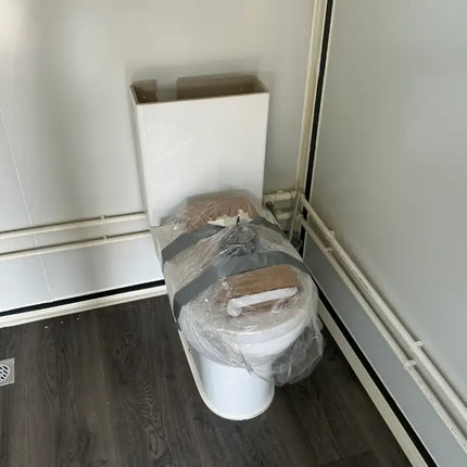 Minicasa/casa móvil con acabado de imitación madera, construida en 2025.