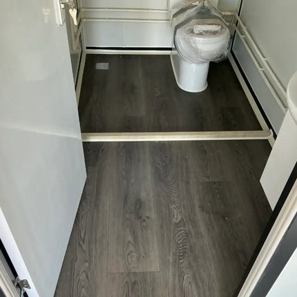 Minicasa/casa móvil con acabado de imitación madera, construida en 2025.