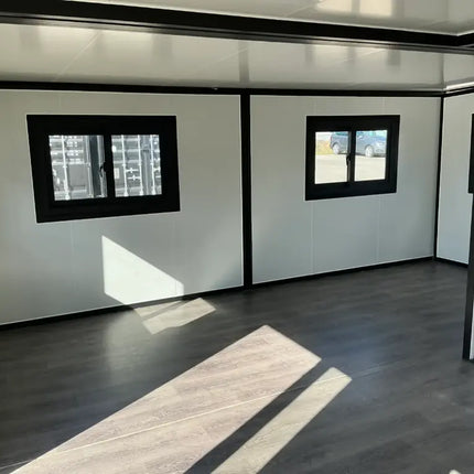 Minicasa/casa móvil con acabado de imitación madera, construida en 2025.