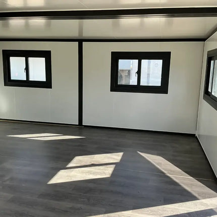 Minicasa/casa móvil con acabado de imitación madera, construida en 2025.