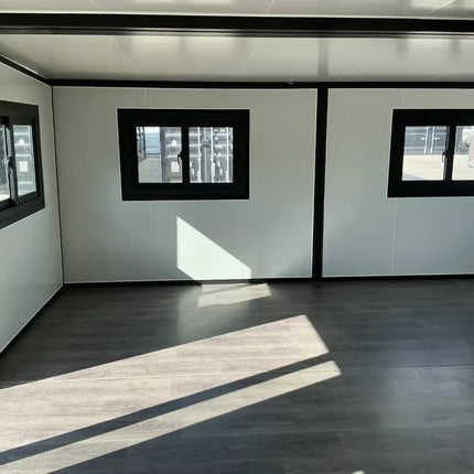 Minicasa/casa móvil con acabado de imitación madera, construida en 2025.