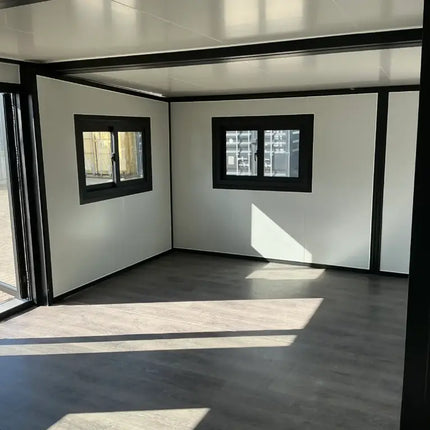 Minicasa/casa móvil con acabado de imitación madera, construida en 2025.