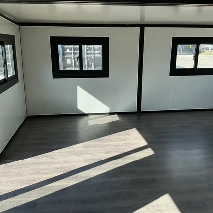 Minicasa/casa móvil con acabado de imitación madera, construida en 2025.
