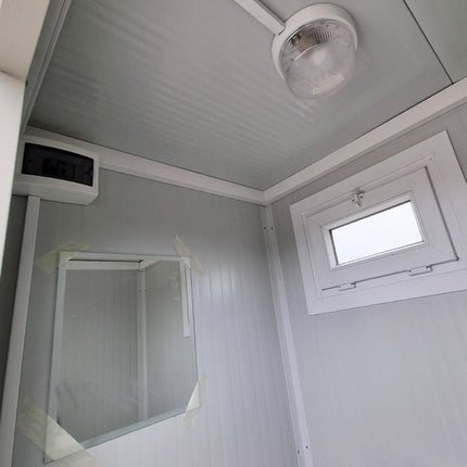 Cisterna sanitaria SCEW RAL 9002 Gris Blanco | 2335 x 1650 x 1200 mm (alto x ancho x profundidad) | Puerta simple | con agua caliente