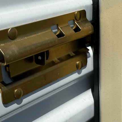 Contenedor de almacenamiento de 30 pies (reacondicionado) con puerta enrollable.