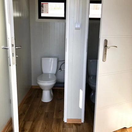 Contenedor sanitario con revestimiento exterior efecto madera.