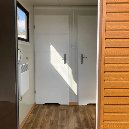 Contenedor sanitario con revestimiento exterior efecto madera.