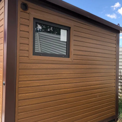 Contenedor sanitario con revestimiento exterior efecto madera.