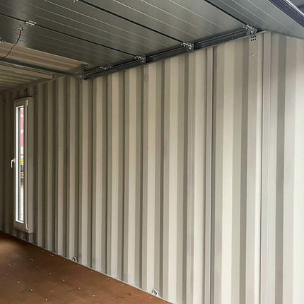 Contenedor marítimo de 20 pies con puerta seccional