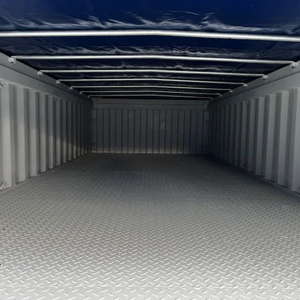 Contenedor de transporte de 20 pies de largo y media altura, con techo abierto.