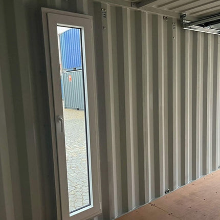 Contenedor marítimo de 20 pies con puerta seccional