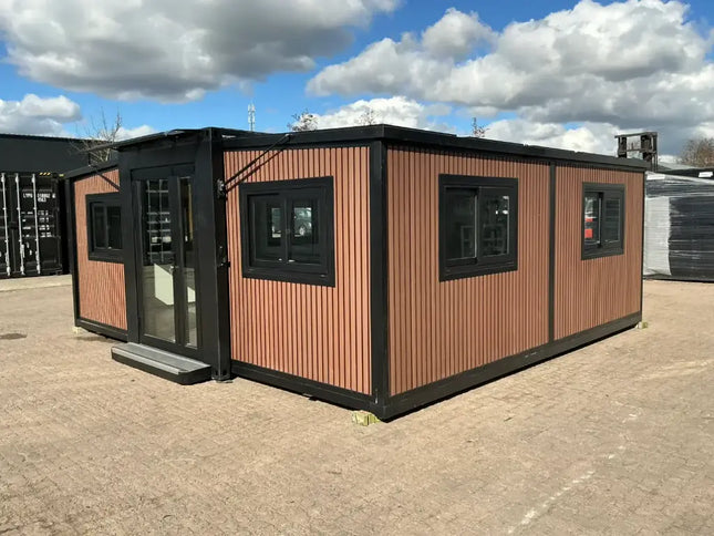Minicasa/casa móvil con acabado de imitación madera, construida en 2025.