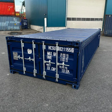 Contenedor de transporte de 20 pies de largo y media altura, con techo abierto.