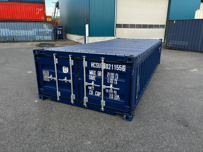 Contenedor de transporte de 20 pies de largo y media altura, con techo abierto.
